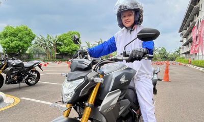 Tips berkendara motor buat perempuan