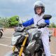 Tips berkendara motor buat perempuan