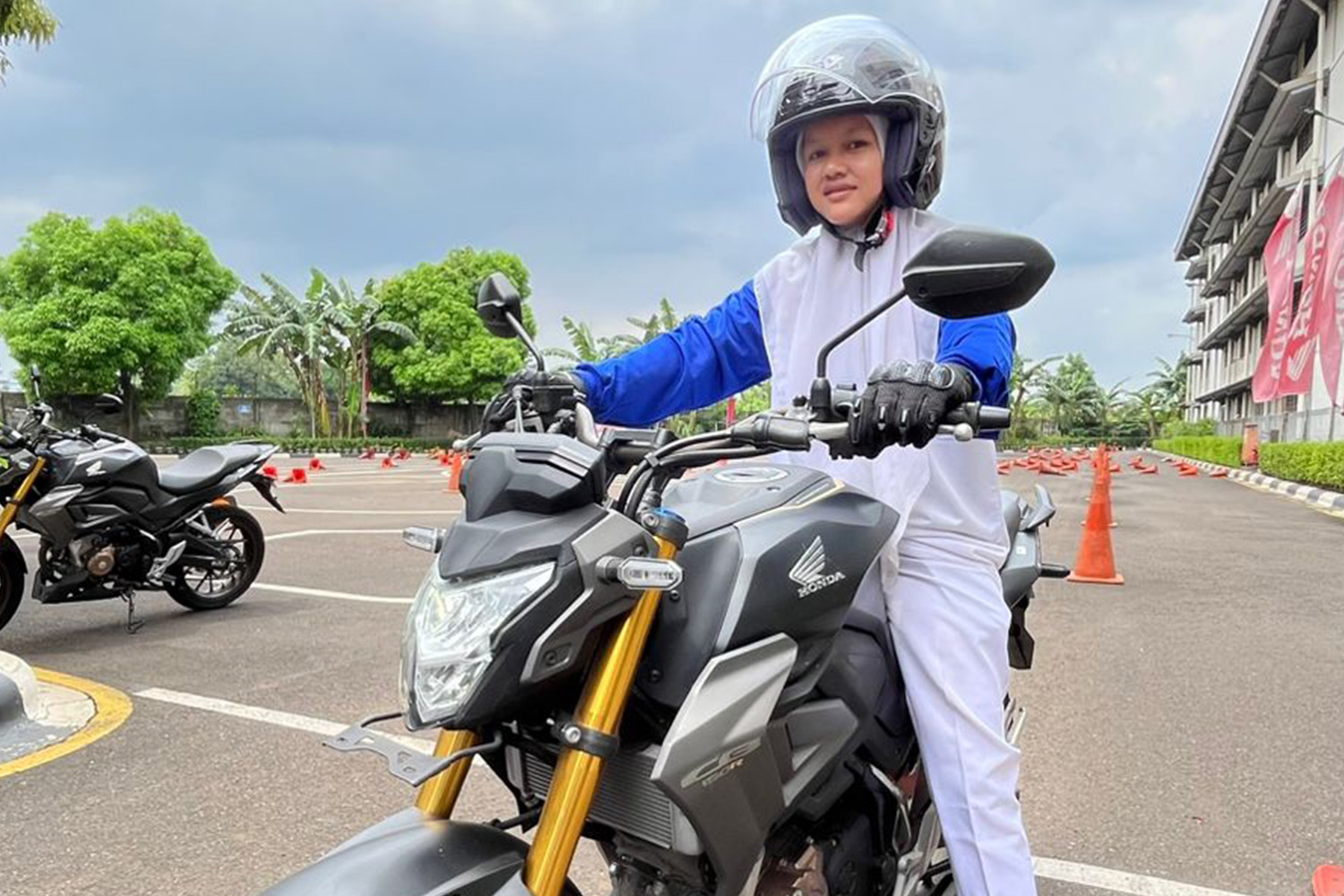Tips berkendara motor buat perempuan