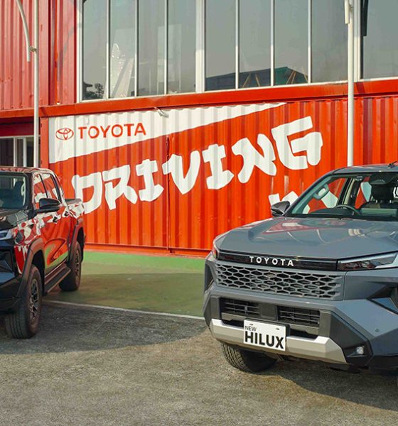 Toyota Hilux meluncur
