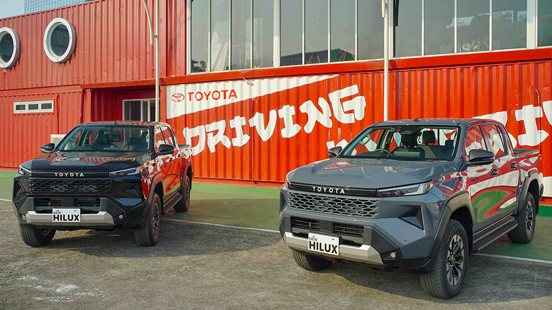 Toyota Hilux meluncur