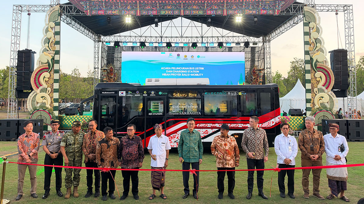 Hyundai serahkan 11 Bus listrik