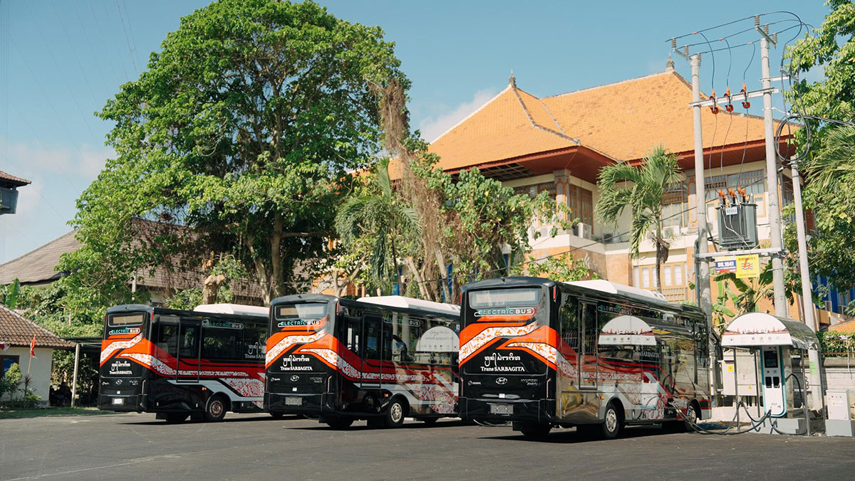 Hyundai serahkan 11 Bus listrik