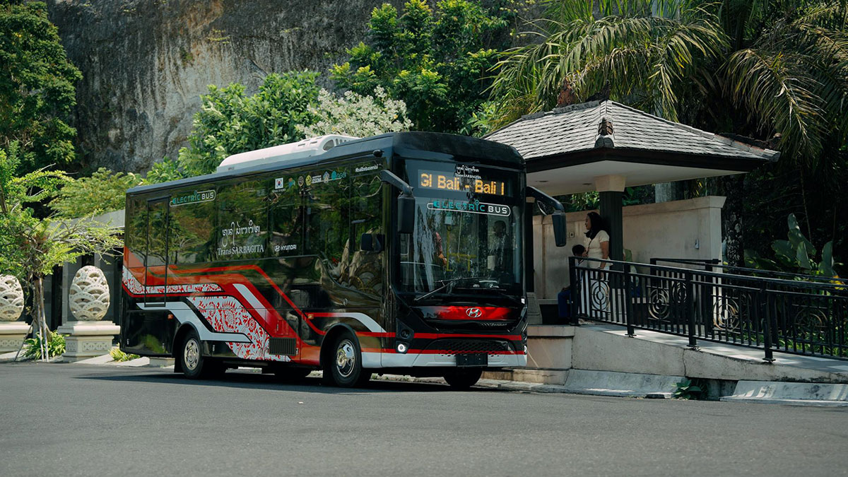 Hyundai serahkan 11 Bus listrik
